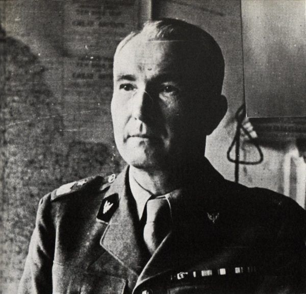 Zgodę na aresztowanie Mekińskiego i likwidację jego placówki wydał faktyczny dowódca sił powstańczych, generał Antoni Chruściel "Monter". Zgodę na aresztowanie Mekińskiego i likwidację jego placówki wydał faktyczny dowódca sił powstańczych, generał Antoni Chruściel "Monter".