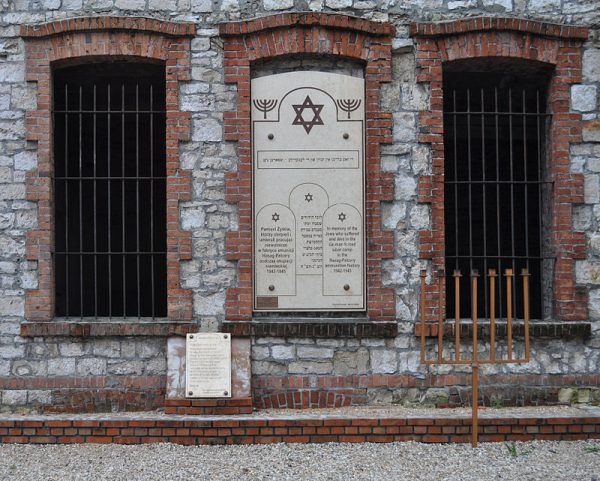 Ukrywający się w lasach siekierzyńskich Żydzi byli uciekinierami z niemieckiego obozu pracy w Skarżysku-Kamiennej, będącego filią koncernu zbrojeniowego HASAG. Inna filia koncernu znajdowała się w Częstochowie.