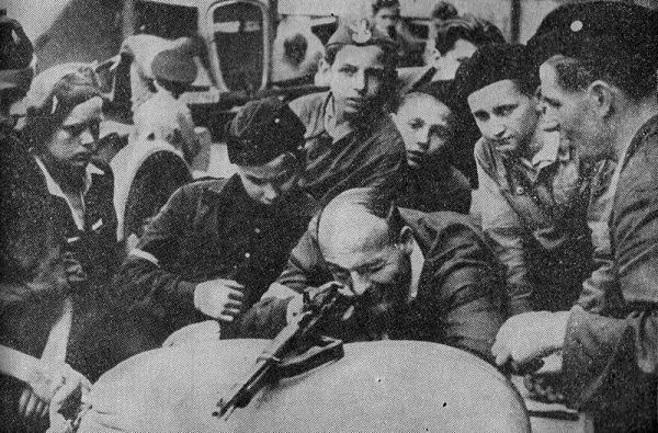 Posiadanie broni na początku sierpnia '44 było powodem do dumy. Na zdjęciu najmłodsi uczestnicy powstania podczas nauki strzelania. Posiadanie broni na początku sierpnia '44 było powodem do dumy. Na zdjęciu najmłodsi uczestnicy powstania podczas nauki strzelania.