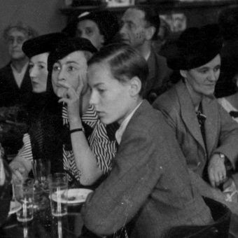 Goście jeden z krakowskich kawiarni. Zdjęcie z sierpnia 1941 roku. Goście jeden z krakowskich kawiarni. Zdjęcie z sierpnia 1941 roku.