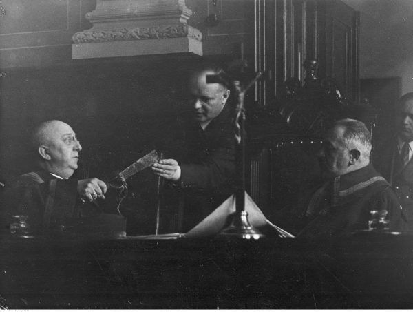 Skład sędziowski w procesie Rity Gorgonowej. Fotografia z 1932 roku