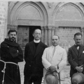 We wrześniu 1939 roku Polacy zostali zmuszeni do walki z Niemcami. Wśród zwykłych żołnierzy znaleźli się i duchowni, pełniący funkcje kapelanów wojskowych. We wrześniu 1939 roku, Polacy zostali zmuszeni do walki z Niemcami. Wśród zwykłych żołnierzy znaleźli się i duchowni pełniący funkcje kapelanów wojskowych.