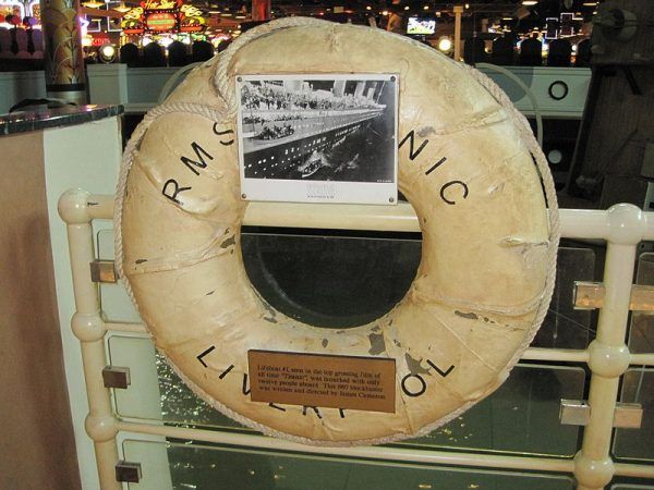 Replika koła ratunkowego umieszczonego na Titanicu, wykonana na potrzeby filmu J. Camerona.