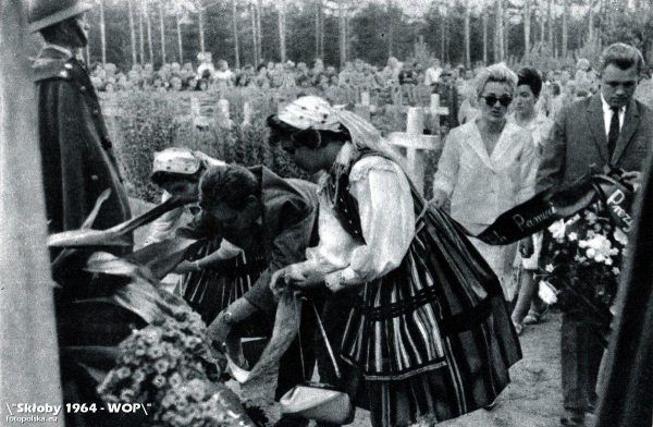W Skłobach Niemcy zamordowali 216 mieszkańców wsi. Niektóre źródła mówią nawet o 265 ofiarach. Na zdjęciu uroczystości na cmentarzu w Skłobach. Lata 60. XX wieku.