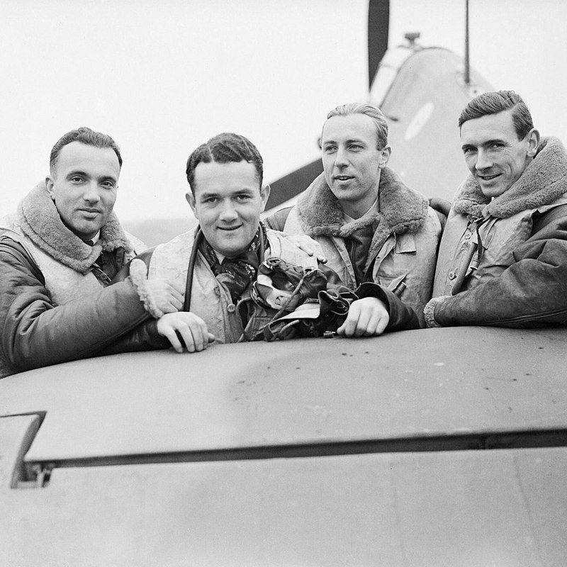 Piloci Dywizjonu 303 na zdjęciu wykonanym jesienią 1940 roku. Drugi od lewej Jan Zumbach.