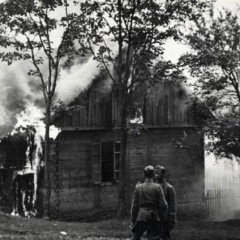 Polska wieś poniosła ogromne straty w czasie niemieckiej okupacji. Na zdjęciu z 1943 roku płonie wieś Michniów. Polska wieś poniosła ogromne straty w czasie niemieckiej okupacji. Na zdjęciu z 1943 roku płonie wieś Michniów.