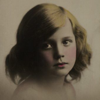 Portret anonimowej dziewczynki z epoki międzywojennej