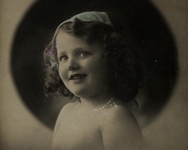 Portret anonimowej dziewczynki z początku XX wieku