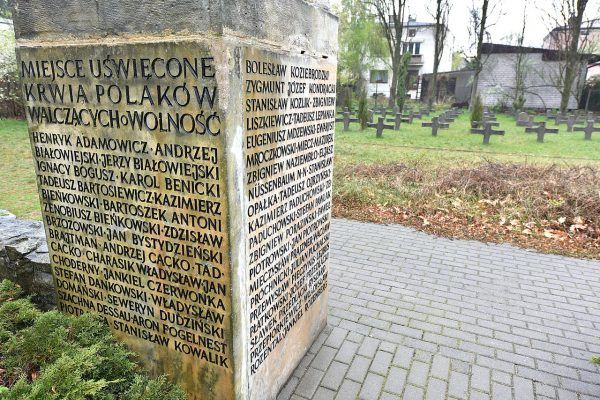 Fragment cmentarza symbolicznego w upamiętniającego ofiary zbrodni w Wawrze.