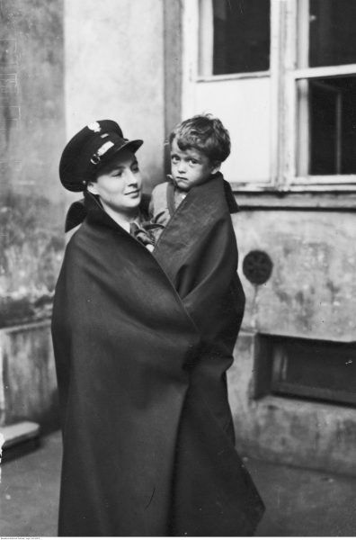 Warszawska policjantka z dzieckiem na ręku. 1939 rok