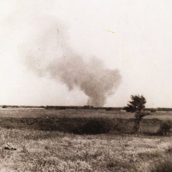 Płonący obóz po wybuchu buntu więźniów, Fot. F. Ząbecki, 2.08.1943. Zbiory Żydowskiego Instytutu Historycznego. Zdjęcie z książki "Treblinka 43. Bunt w fabryce śmierci". Płonący obóz po wybuchu buntu więźniów, Fot. F. Ząbecki, 2.08.1943. Zbiory Żydowskiego Instytutu Historycznego. Zdjęcie z książki "Treblinka 43. Bunt w fabryce śmierci".