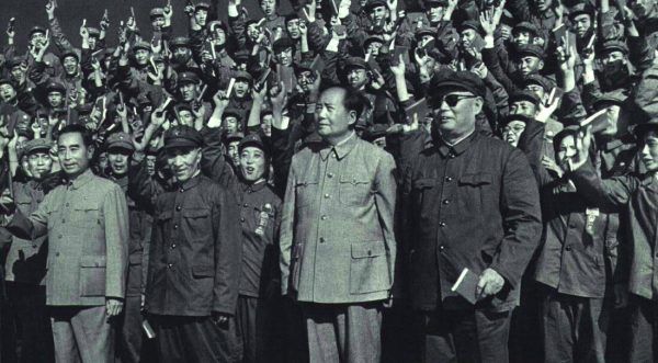 Mao mimo klęski Wielkiego Skoku wciąż miał tłumy fanatycznych zwolenników. Zdjęcie z listopada 1966 roku.