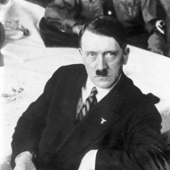 Adolf Hitler (fot. Bundesarchiv, Bild 102-12922, lic. CC-BY-SA 3.0)