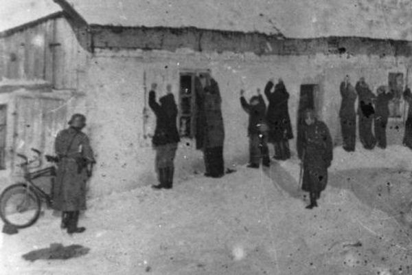 Polacy czekający na egzekucję w Wawrze. Polacy czekający na egzekucję w Wawrze.