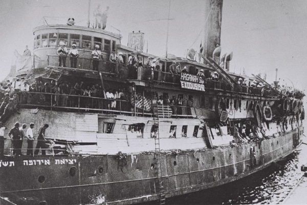 Na pokładzie statku „Exodus” znalazło się 4500 uchodźców. Na zdjęciu statek już po przejęciu przez Brytyjczyków.