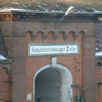 Wejście do Fortu VII w Poznaniu z napisem Konzentrationslager Posen – Obóz Koncentracyjny Poznań. Niemcy w trakcie II wojny światowej zamordowali tam kilkanaście tysięcy Polaków. Wejście do Fortu VII w Poznaniu z napisem Konzentrationslager Posen – Obóz Koncentracyjny Poznań.