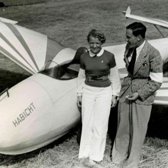 Hanna Reitsch obok szybowca akrobacyjnego; zdjęcie wykonane w 1938 roku (fot. Im Auftrag des Fieseler-Flugzeugbau, Kassel, lic. CCA SA 3.0 G)