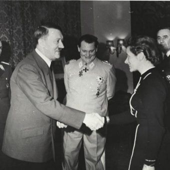 Hitler i Hanna Reitch (fot. Bundesarchiv, B 145 Bild-F051625-0295, lic. CC-BY-SA 3.0)