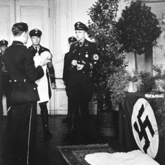 Nazistowski "chrzest" dziecka z Lebensborn. Nazistowski "chrzest" dziecka z Lebensborn.