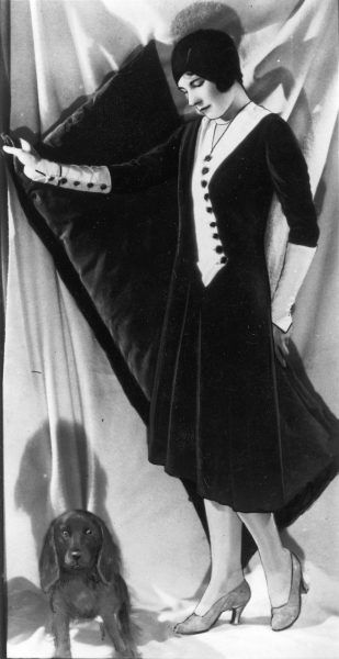 Modelka z psem na fotografii Ilustrowanego Kuryera Codziennego. Rok 1929.