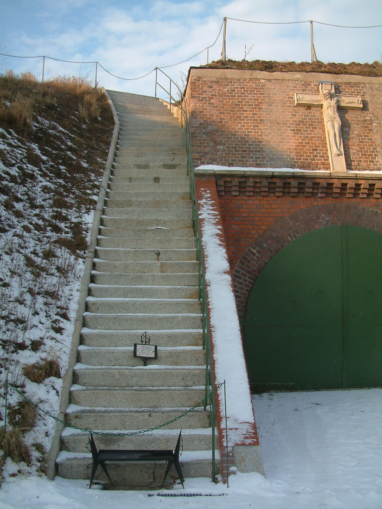 Tak zwane "schody śmierci" na terenie Fortu VII.