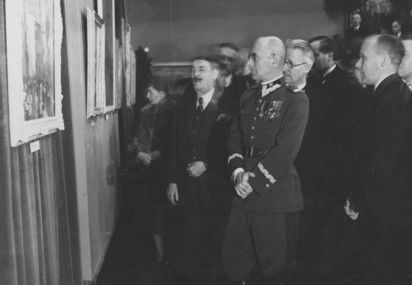 Dyrektor Muzeum Narodowego w Warszawie Stanisław Lorentz (z prawej) postanowił nigdzie nie wywozić zbiorów placówki, którą kierował.