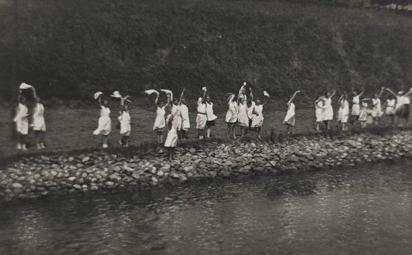 Uczennice Szkoły Kolonialnej dla Dziewcząt w Rendsburg (fot. domena publiczna).
