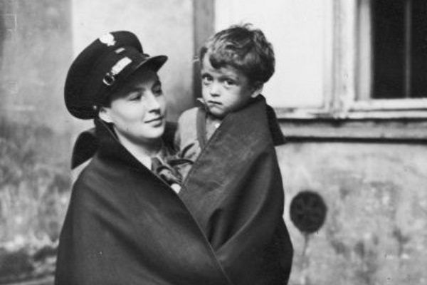 Warszawska policjantka z dzieckiem na ręku. 1939 rok.