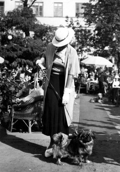 Wystawa psów w Warszawie w roku 1935. Właścicielka ze swoim pupilem.