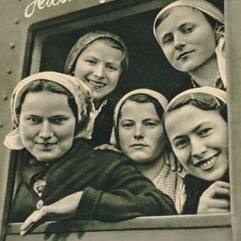 Warunki bytowe w III Rzeszy były dla Polek bardzo ciężkie. Jednak Niemcy szerzyli propagandę świetlanej przyszłości jaka miała czekać na ludzi. Warunki bytowe w III Rzeszy były dla Polek bardzo ciężkie. Jednak Niemcy szerzyli propagandę świetlanej przyszłości jaka miała czekać na ludzi.
