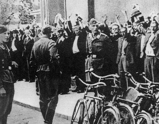 Nie mogąc znaleźć ochotników Niemcy przystąpili do przymusowego pozyskiwania robotników. Jedną z metod były uliczne łapanki.