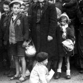 Żydowskie dzieci z Węgier w transporcie do obozu (fot. Bundesarchiv Bild 183-N0827-318, KZ Auschwitz)