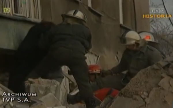 Strażacy z narażeniem życia przeszukiwali gruzowisko (kadr z serialu dokumentalnego TVP „Czarny serial", reż. Ewa-Anna Schidlik).