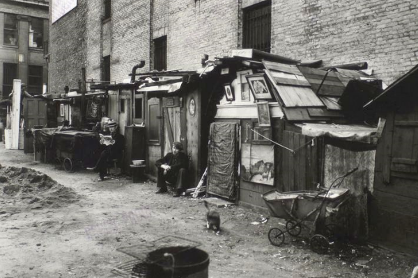 Bez pracy i dachu nad głową znalazły się setki tysięcy ludzi. Prymitywne szałasy, stanowiące tymczasowe schronienie dla bezdomnych, budowane były nawet na Manhattanie.