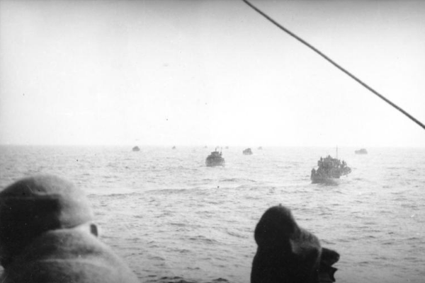 Niemieccy uchodźcy podczas przeprawy przez Morze Bałtyckie. W 1945 z kotła kurlandzkiego cywilów ewakuowano drogą morską.