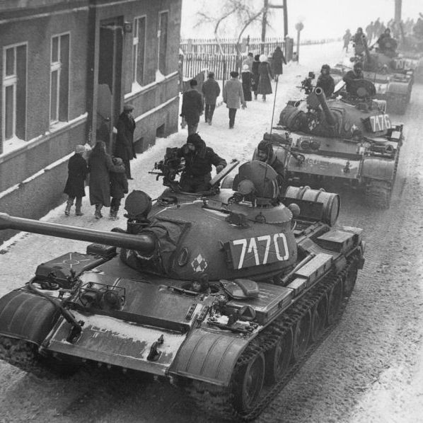 Czołgi T-55 na ulicach Zbąszynia podczas stanu wojennego.