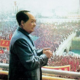 Mao i tłumy wiwatujące na jego cześć około 1950 r. (fot. domena publiczna)