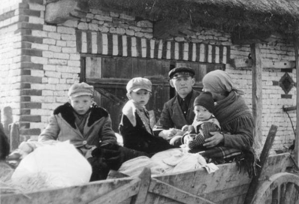 Niemcu w czasie okupacji mogli uprowadzić nawet 200 000 polskich dzieci. Niemcu w czasie okupacji mogli uprowadzić nawet 200 000 polskich dzieci.