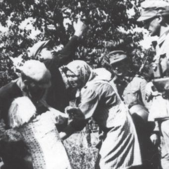 Rabunek polskich dzieci w trakcie przeprowadzonych przez Niemców wysiedleń na Zamojszczyźnie. Zdjęcie z książki "Teraz jesteście Niemcami". Rabunek polskich dzieci w trakcie wysiedleń na Zamojszczyźnie. Zdjęcie z książki "Teraz jesteście Niemcami. Wstrząsające losy zrabowanych polskich dzieci".