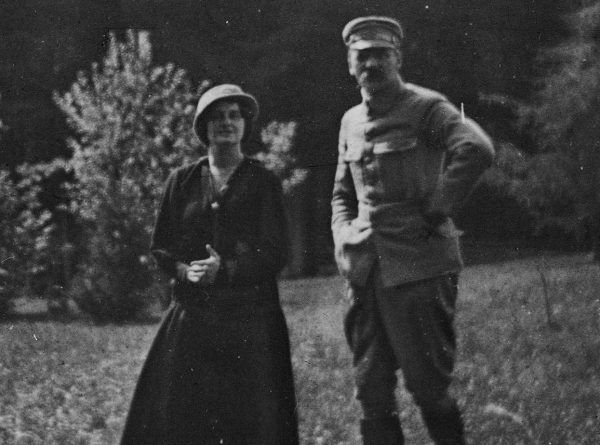Szczerbińska za swoją niepodległościową działalność w POW została aresztowana przez Niemców i trafiła do obozu w Szczypiornie. Na zdjęciu razem z Józefem Piłsudskim w czasie pobytu w Zakopanem. 1916 rok.