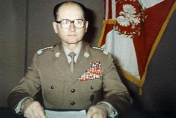 Wojciech Jaruzelski podczas przemówienia telewizyjnego o wprowadzeniu stanu wojennego.