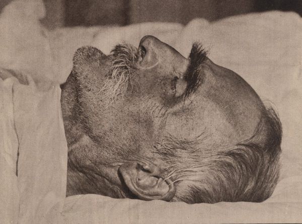 Marszałek Józef Piłsudski na łożu śmierci w pokoju, w którym umarł.