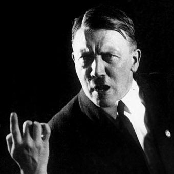 Adolf Hitler (fot. Bundesarchiv, Bild 102-13774, Heinrich Hoffmann, lic. CC-BY-SA 3.0)