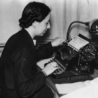 Zbrodnicza machina Trzeciej Rzeszy nie mogłaby działać, gdyby nie armia oddanych kobiet – sekretarek, telefonistek i asystentek (na zdj. anonimowa nazistowska sekretarka). Zbrodnicza machina Trzeciej Rzeszy nie mogłaby działać, gdyby nie armia oddanych kobiet – sekretarek, telefonistek i asystentek (na zdj. anonimowa nazistowska sekretarka).
