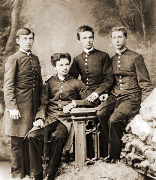 Józef Piłsudski (trzeci z lewej) na forografii z młodości wspólnie z bratem i kolegami