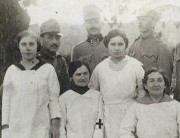 Kobiety w służbie medycznej akceptowano, ale tylko na tyłach. Fotografia wykonana w Wadowicach w 1915 roku