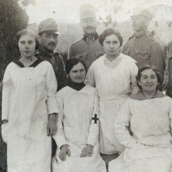 Kobiety w służbie medycznej akceptowano, ale tylko na tyłach. Fotografia wykonana w Wadowicach w 1915 roku