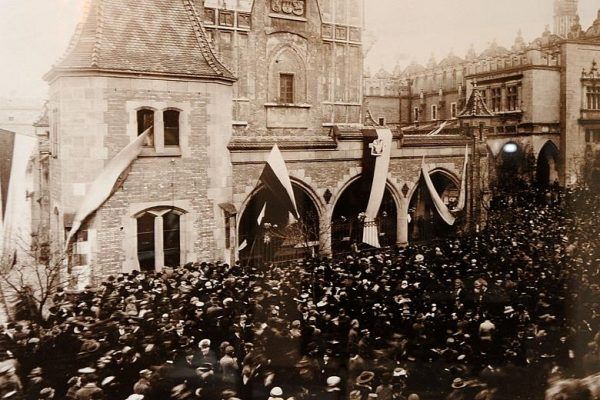 Kraków był pierwszy? Polskie flagi na rynku 31 października 1918 roku