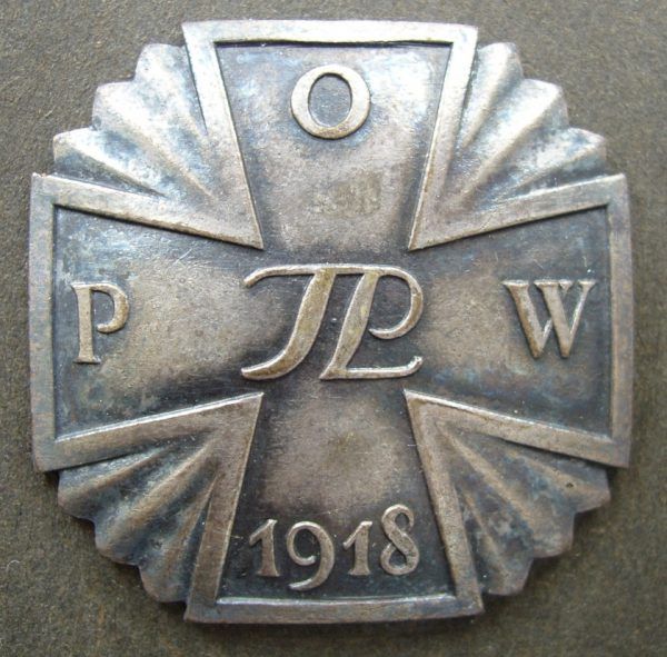 Odznaka pamiątkowa Polskiej Organizacji Wojskowej (fot. Olerys, lic. CC ASA 3,0U).