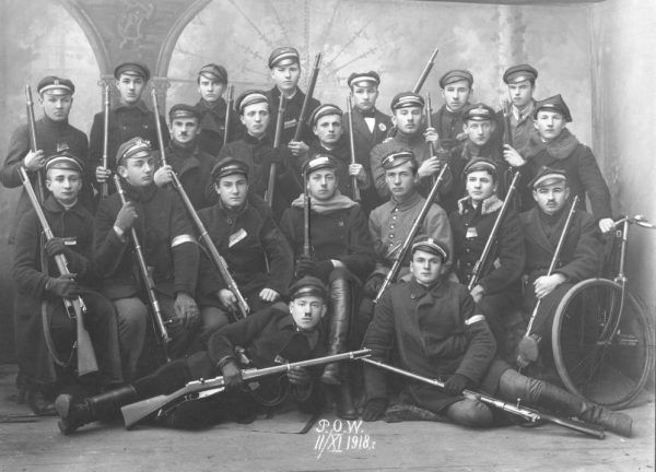 Członkowie Polskiej Organizacji Wojskowej w Częstochowie na zdjęciu z listopada 1918 roku.